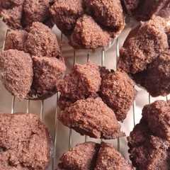 A picture of Bolu kukus coklat mekar.