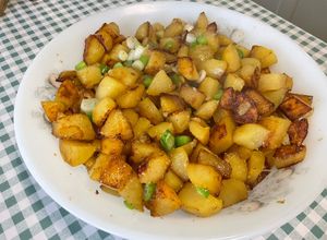 Une photo de Pommes de terre sautées aux oignons nouveaux