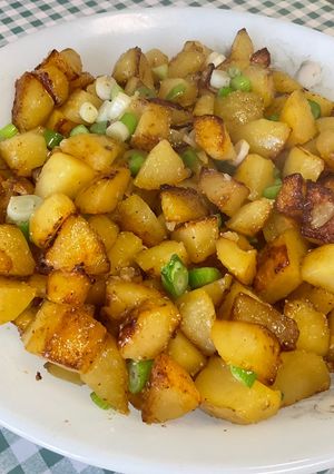 Une photo de Pommes de terre sautées aux oignons nouveaux