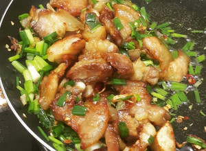 Hình của món Thịt rang mỡ hành.