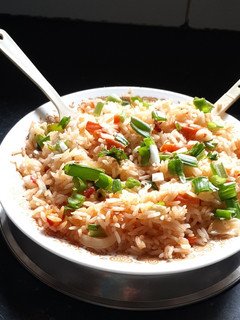 સેઝવાન રાઈસ (Schezwan Rice Recipe In Gujarati) રેસીપી મુખ્ય ફોટો