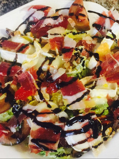 Una foto de Ensalada de rulo de queso de cabra