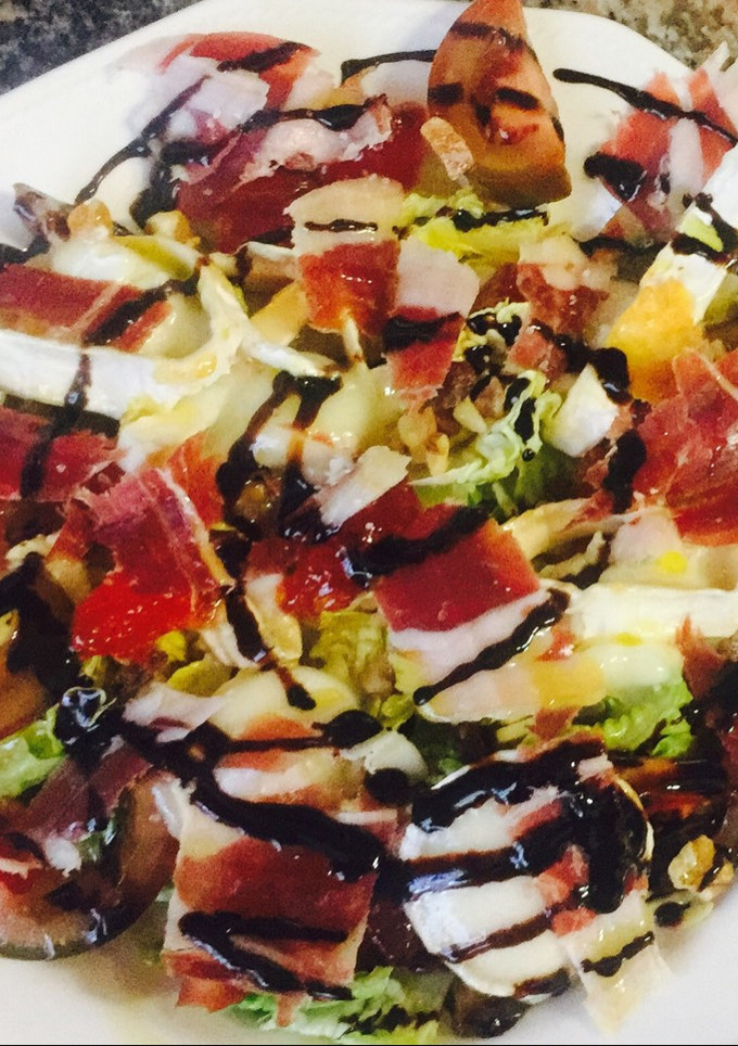 Una foto de Ensalada de rulo de queso de cabra