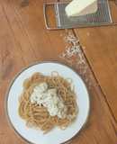 Espaguetis integrales con salsa de queso y champiñones
