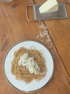 Una foto de Espaguetis integrales con salsa de queso y champiñones
