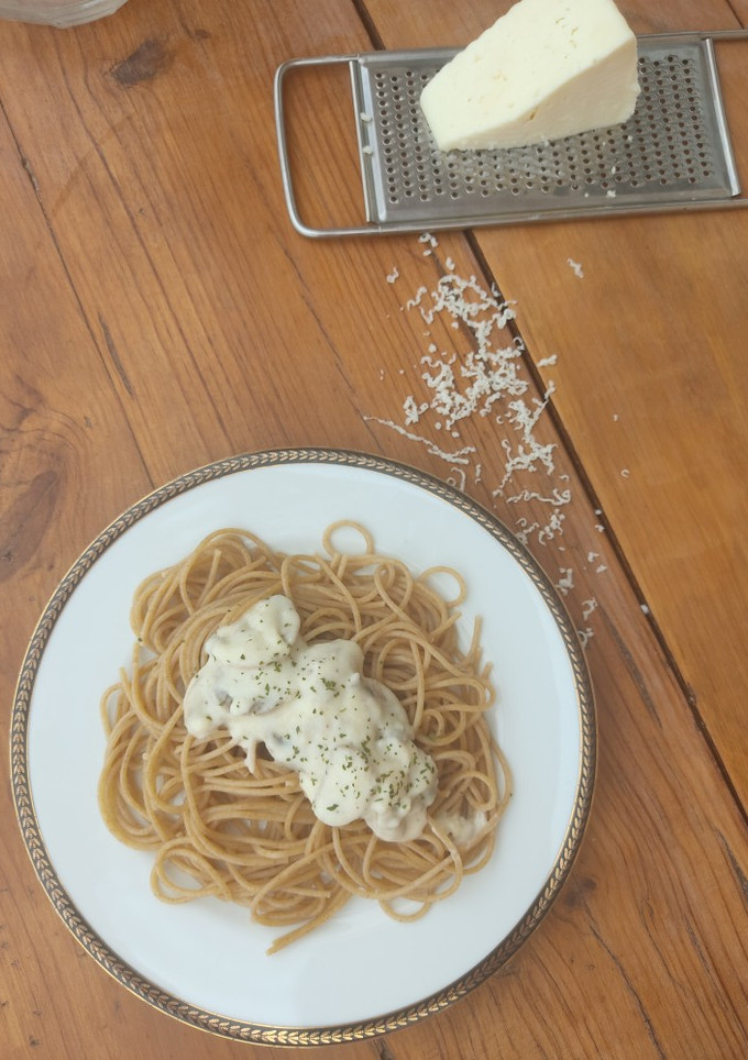 Una foto de Espaguetis integrales con salsa de queso y champiñones