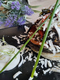 Una foto de Torreta de verduras grilletes con virutas de queso de cabra