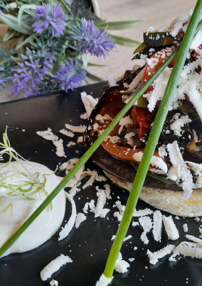 Una foto de Torreta de verduras grilletes con virutas de queso de cabra