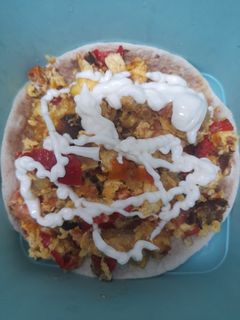 Una foto de Revuelto de huevo con verduras y queso