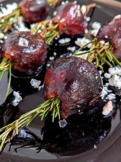 Una foto de Higos caramelizados con romero acompañados de queso feta