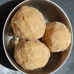 A picture of Udad dal laddu(Black gram laddu).