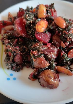 বাদাম পোস্ত দিয়ে লাল শাক(Badam posto diye laal saag recipe in Bengali) রেসিপির প্রধান ছবি