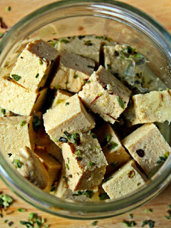 Una foto de Tofu marinado para ensaladas