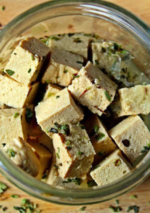 Una foto de Tofu marinado para ensaladas