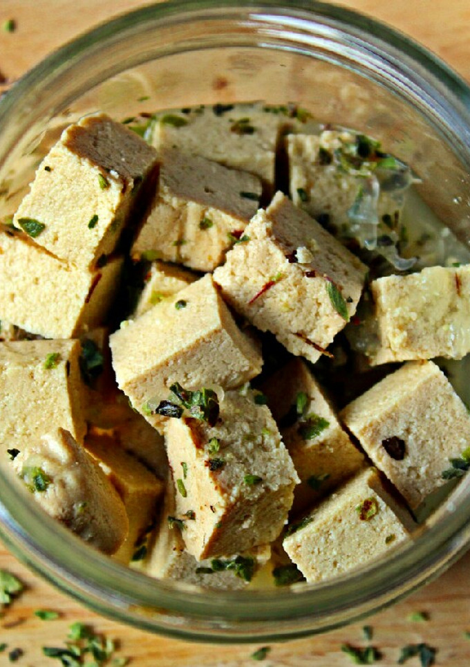 Una foto de Tofu marinado para ensaladas