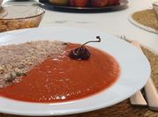 Una foto de gazpacho de cerezas