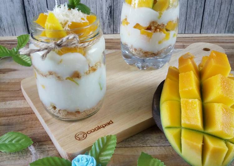 Biscuit & Mango Cheese Cake in Jar