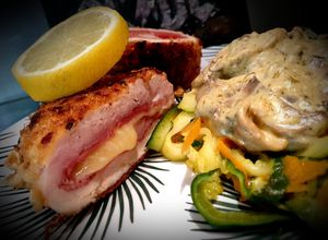 Une photo de Cordon bleu de dinde au comté, speck et panure parmesan/noisettes