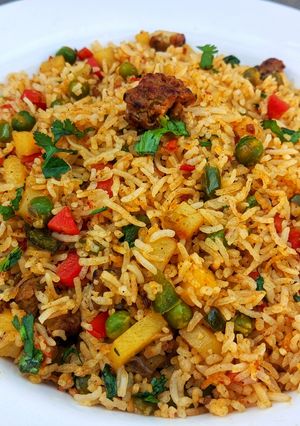 A picture of Desi Style Vegetable Fried Rice 🍛🍚💛💚❤.