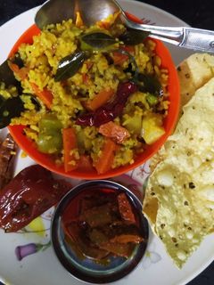 व्हेजिटेबल मसाला खिचडी (vegetable masala khichdi recipe in marathi) रेसिपी चे मुख्य फोटो
