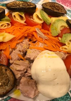 Una foto de Mi ensalada Gourmet fresca de verano. Facilísima !