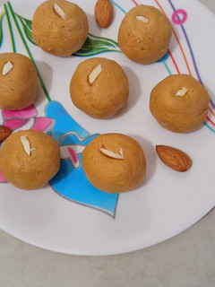 બેસનના લાડુ (Besan Laddu Recipe In Gujarati) રેસીપી મુખ્ય ફોટો
