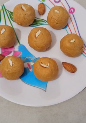 બેસનના લાડુ (Besan Laddu Recipe In Gujarati) રેસીપી મુખ્ય ફોટો