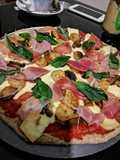 Pizza integral con jamón serrano, camarones
