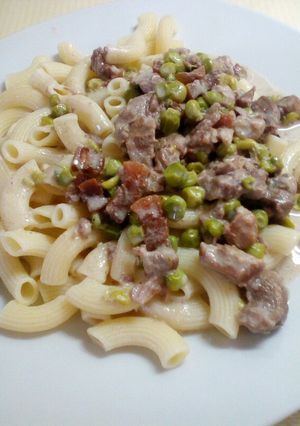 Zöldborsós tokány szarvacska tésztával recept fotója