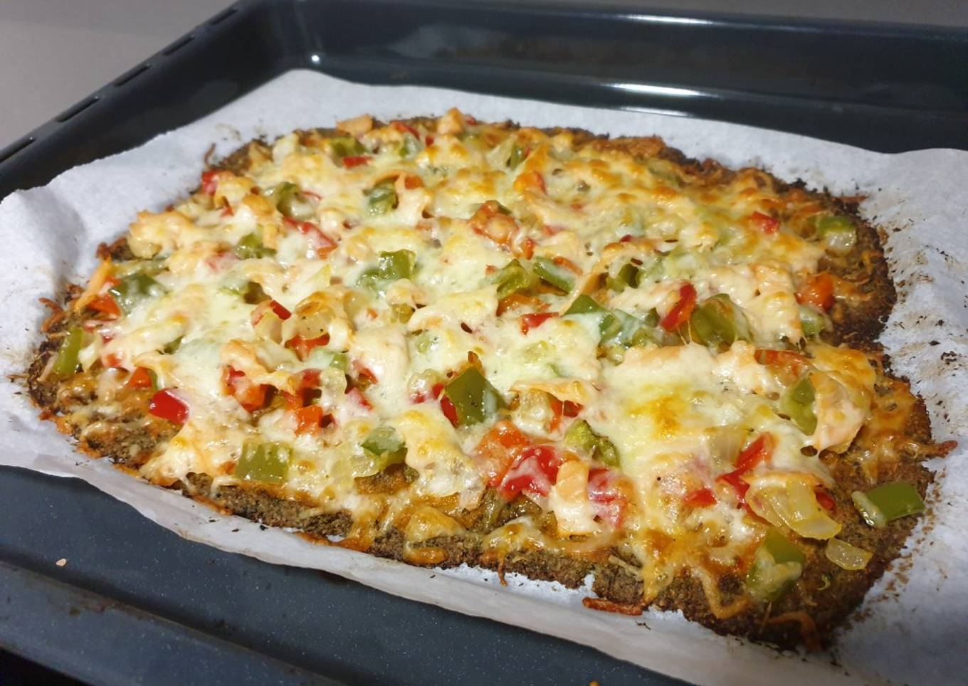 Pizza con base de brócoli y nueces con verduras y salmón ahumado