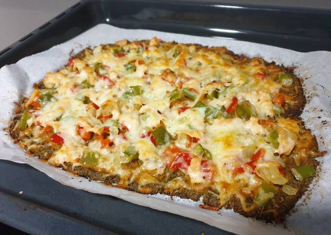 Foto principal de Pizza con base de brócoli y nueces con verduras y salmón ahumado