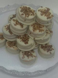 Una foto de Alfajor de chocolate blanco