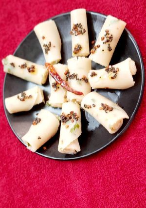 सूजी खांडवी(suji ki khandvi recipe in hindi) रेसिपी मुख्य फोटो