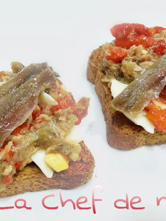 Una foto de Tostas de "esgarraet" con anchoas