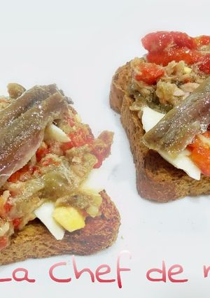 Una foto de Tostas de "esgarraet" con anchoas