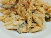 Una foto di pasta con zucchine panna