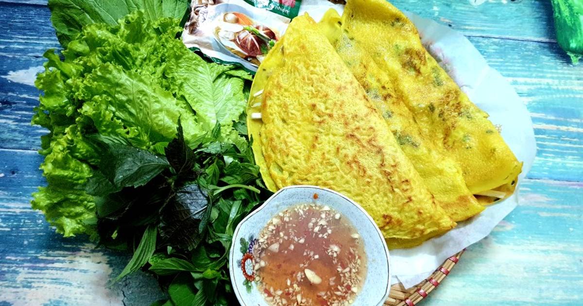 Bánh xèo chay: Với bánh xèo chay, bữa ăn trở nên thú vị và đầy thăng hoa hơn bao giờ hết. Vị giòn tan của bánh kết hợp cùng vị ngọt của rau củ, tạo nên một hương vị độc đáo và có sức thu hút khó cưỡng lại.