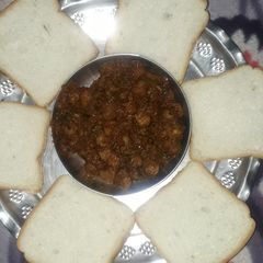 A picture of Amritsari masala nutri with bread.
