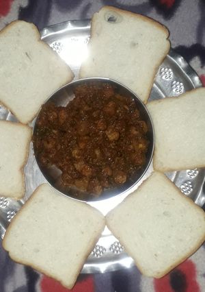 A picture of Amritsari masala nutri with bread.