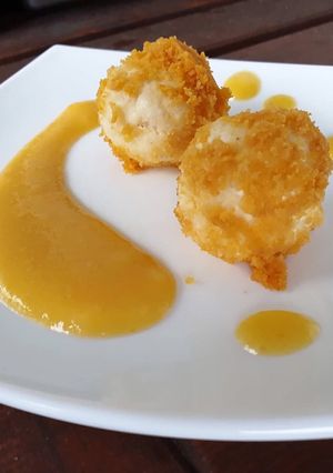 Túrógombóc őszibarackpürével recept fotója