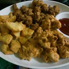 A picture of Gobhi,potato and palak ke pakore.