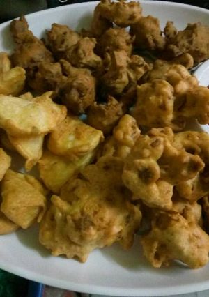 A picture of Gobhi,potato and palak ke pakore.