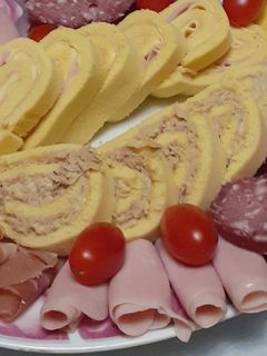 Una foto de Pionono de atún y de jamón y queso
