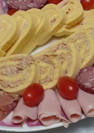 Una foto de Pionono de atún y de jamón y queso