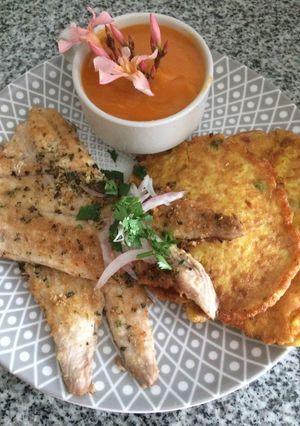 Una foto de Filete de pescado con puré de camote y tortillas de arroz a lo Carmelita