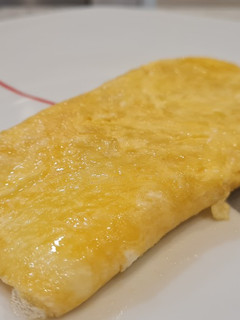 Una foto de Tortilla francesa rellena de jamón York y queso
