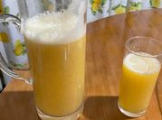 Una foto de jugo de naranja
