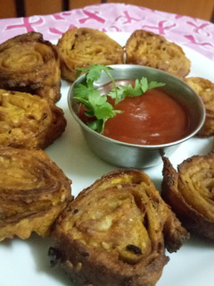रोटी की बाकरवडी (Roti Ki Bhakarwadi recipe in Hindi) रेसिपी मुख्य फोटो