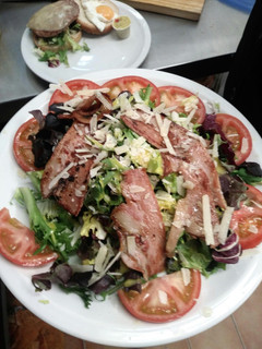 Una foto de Ensalada de bacon con parmesano