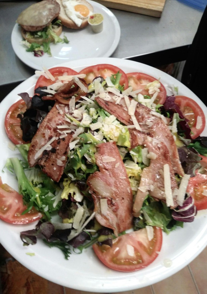 Una foto de Ensalada de bacon con parmesano